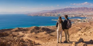 אילת בחורף – זוג בתצפית בהרי אילת מול הים