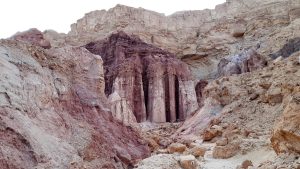 עמודי אבן החול הוורודים בנחל עמרם ליד אילת