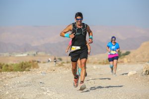 רצים על שביל מדברי במרתון המדברי באילת