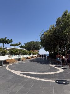 שביל הליכה בטיילת החוף הצפוני באילת ביום קיץ