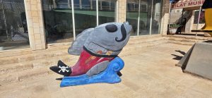 פסל דג צבעוני ורחבת הכניסה למוזיאון אילת עירי