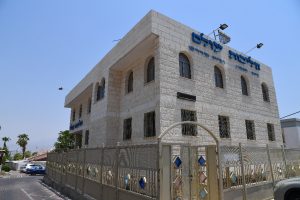 בית הכנסת הליכות עולם באילת, חזית המבנה והכניסה