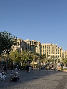 מלון מלכת שבא מכיוון טיילת החוף הצפוני באילת