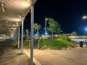 שביל מקורה וגינות בפארק הטרמינל באילת בשעות הערב