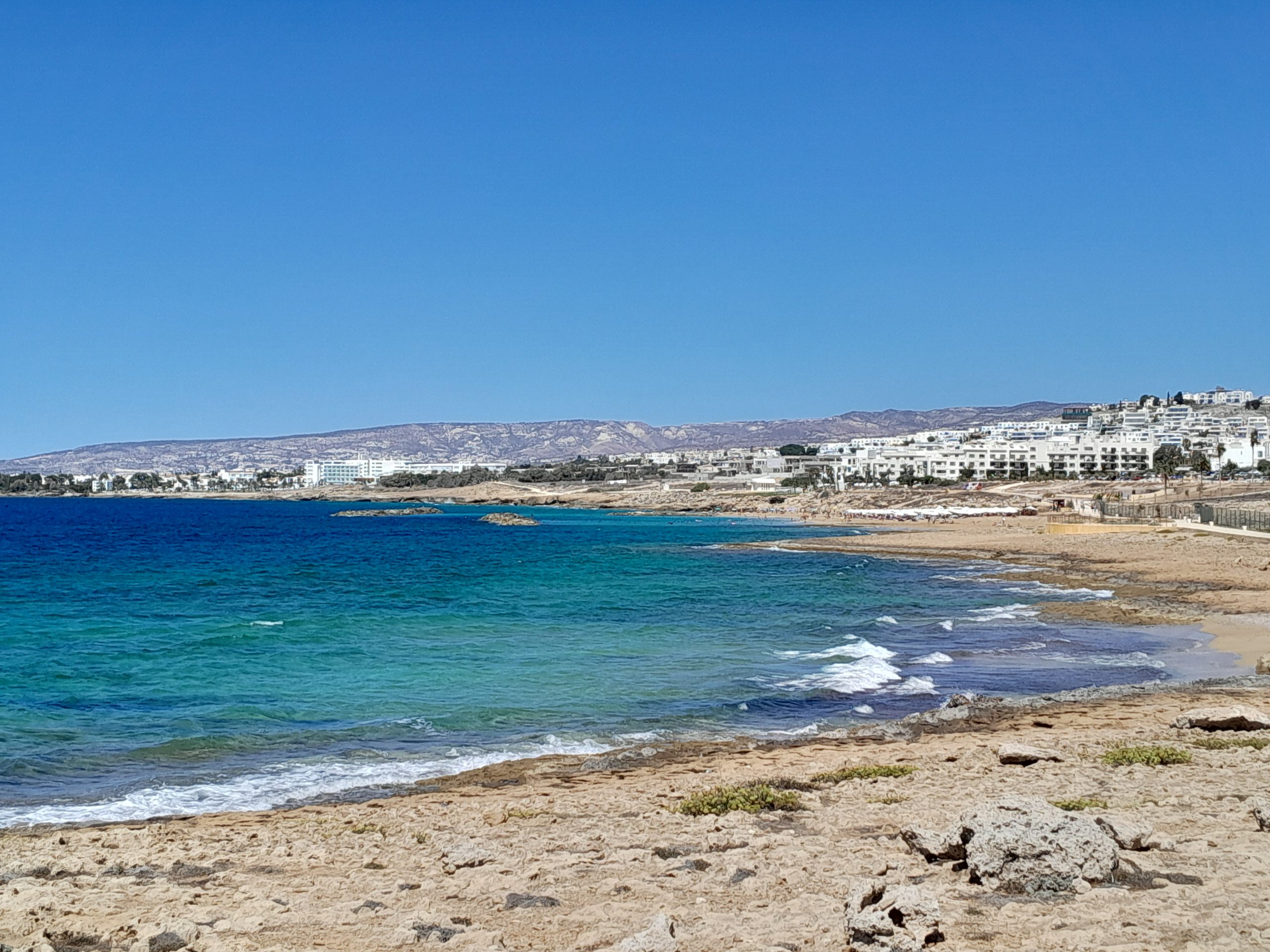 הים וקו החוף בפאפוס שבקפריסין